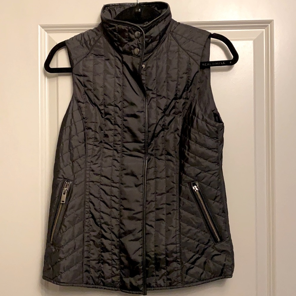 BR black quilted light puffer vest size XS